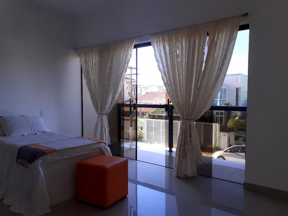 VENDO CASA COMPISCINA NO CENTR